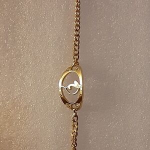 Elegant Gold Bracelet with Stylized Cat Design